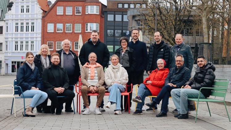 Trafen sich zum Probesitzen auf den neuen Bänken: Delmenhorster Kaufleute und Vertreter der dwfg.