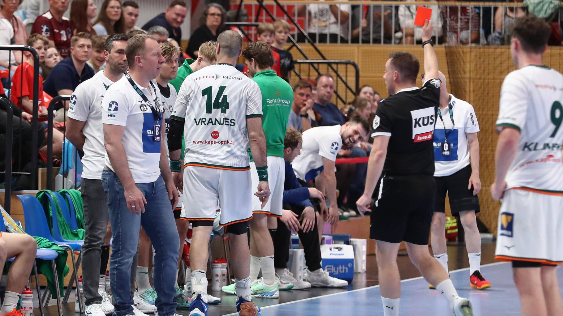 Handball-Schiris zücken viermal die Rote Karte – und müssen sogar zum Regelheft greifen