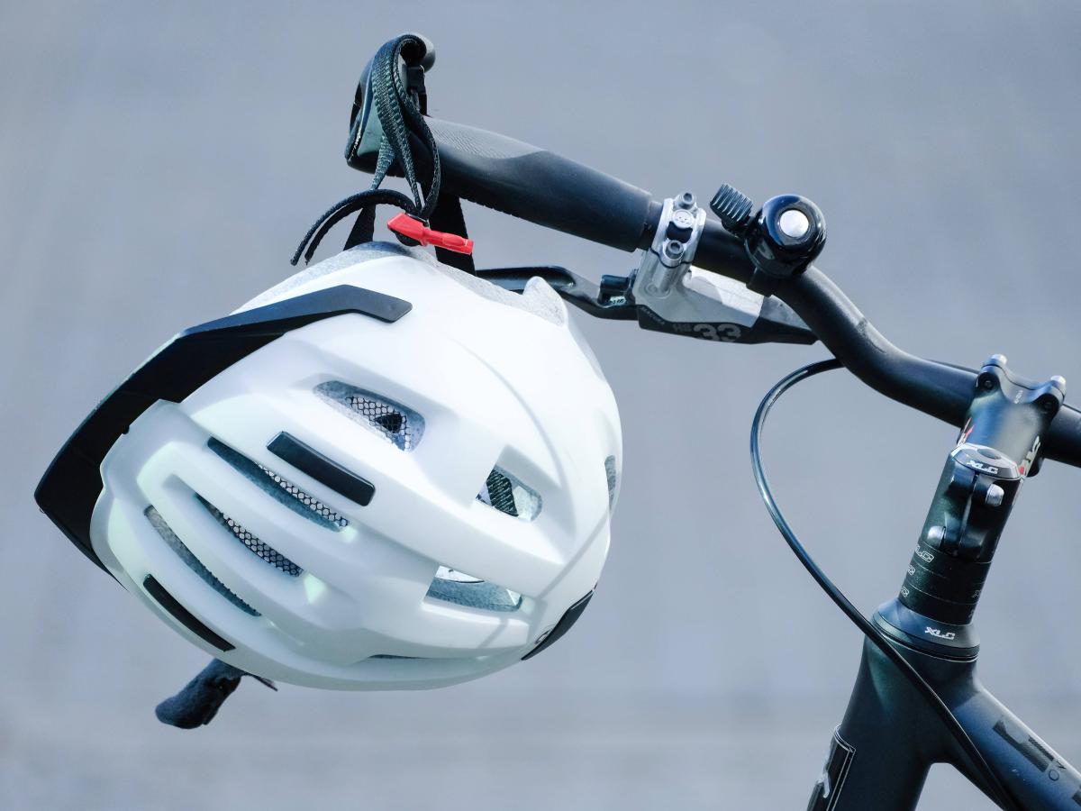 Radfahren ohne Helm: Bedeutet das Mitschuld bei Unfllen?