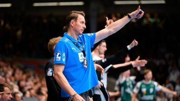Daumen hoch: Kiels Trainer Filip Jicha war mit der Vorstellung seines Teams in Göppingen zufrieden.