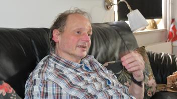 Frank Søholm Grevil (64) in seiner Wohnung in Flensburg: Der einstige Whisteblower aus dem dänischen Militärgeheimdienst ist körperlich und mental am Ende seiner Kräfte.