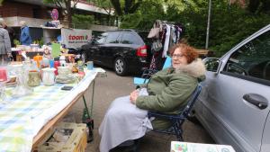 Anita Hagge war bestens für den Flohmarkt gerüstet.
