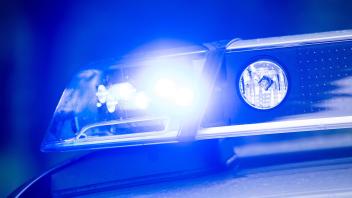 ARCHIV - 15.05.2019, Bayern, Dachau: Ein Blaulicht leuchtet an einer Polizeistreife. (zu dpa: «Handgranate platziert: Mann will Ex-Freundin belasten») Foto: Lino Mirgeler/dpa +++ dpa-Bildfunk +++