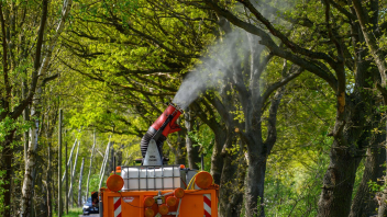 <p>Ein Lastwagen mit einer montierten Sprühkanone fährt durch eine Allee, in der unter anderem Eichen stehen. Die Hansestadt Gardelegen hatte am 28. April 2025 mit der Bekämpfung des Eichenprozessionsspinners begonnen.Hier werden Bäume besprüht, auf denen sich der Eichenprozessionsspinner breitmacht. (zu dpa: «Bäume besprühen gegen Raupen»)</p>