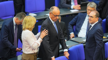 <p>Der designierte Bundeskanzler Friedrich Merz (CDU, M) reagiert im Bundestag bei der Kanzlerwahl. Merz ist bei der Kanzlerwahl im Bundestag im ersten Wahlgang durchgefallen.Friedrich Merz schaffte es im zweiten Versuch, am Dienstag zum Kanzler gewählt zu werden. (zu dpa: «Schlechter Start für den Kanzler»)</p>