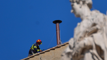 <p>Feuerwehrleute platzieren den Schornstein auf dem Dach der Sixtinischen Kapelle, wo sich die Kardinäle zur Wahl des neuen Papstes versammeln werden.Weißer Rauch aus diesem Schornstein bedeutet: Es ist ein neuer Papst gewählt worden. (zu dpa: «Welt schaut auf Wahl in Rom»)</p>