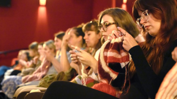 <p>KinobesucherInnen stricken während einer Filmvorführung. Strickkino im Casablanca-Kino in Oldenburg nach skandinavischem Vorbild.Zu einer extra Kino-Vorstellung sind lauter Strick-Fans gekommen. (zu dpa: «Stricken und gucken»)</p>