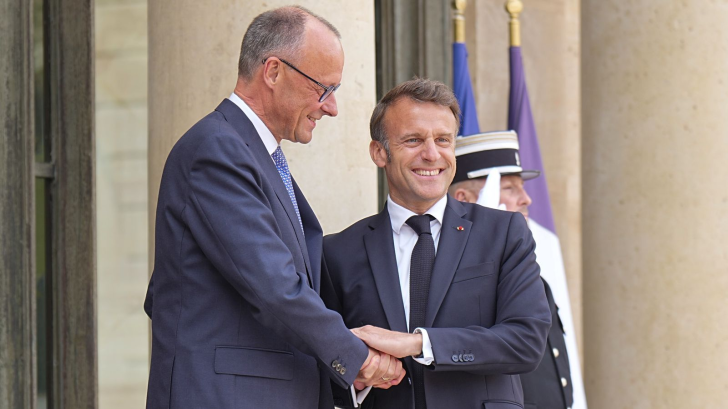 <p>Der französische Präsident Emmanuel Macron (r) begrüßt Bundeskanzler Friedrich Merz (CDU) bei seinem Antrittsbesuch in Paris. Themen werden die Neuaufstellung Europas, der russische Angriffskrieg gegen die Ukraine und die Migrationspolitik sein.Seine erste Reise führte Kanzler Friedrich Merz (links) nach Paris zu Präsident Emmanuel Macron.  (zu dpa: «Neuer Kanzler besucht Nachbarn»)</p>