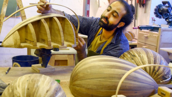 <p>Der Instrumentenbauer, Filmemacher und Filmmusikproduzent Omar Shalash arbeitet in seiner Werkstatt an einer Oud, die auch als orientalische Laute bezeichnet wird. Omar Shalash baut orientalische Lauten in seiner Werkstatt in Halle.  (zu dpa: «Tagelanges Bauen an einem Instrument»)</p>