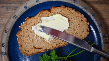 <p>Eine Scheibe Brot liegt zusammen mit einem Messer und Butter auf einem Teller.Wer schmiert bei euch zu Hause die Butterbrote? (zu dpa: «Wer schmiert zu Hause die Brote?»)</p>