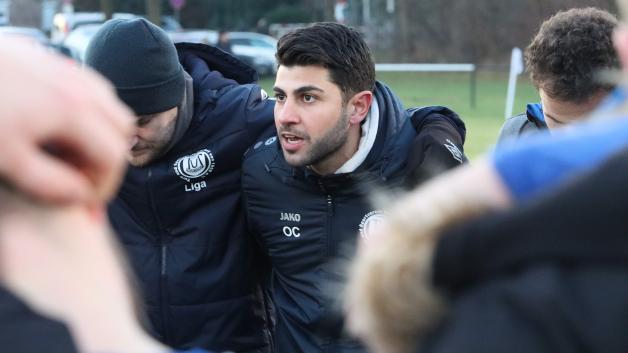 Hier der NOCH IM IM-Team-Kreis der Nortorfer Spieler, Schedan Onur Cokgez und April April Alpar Alls Trainer Beim Tus Aus. Hier der NOCH IM IM-Team-Kreis der Nortorfer Spieler, Schedan Onur Cokgez und April April Alpar Alls Trainer Beim Tus Aus.