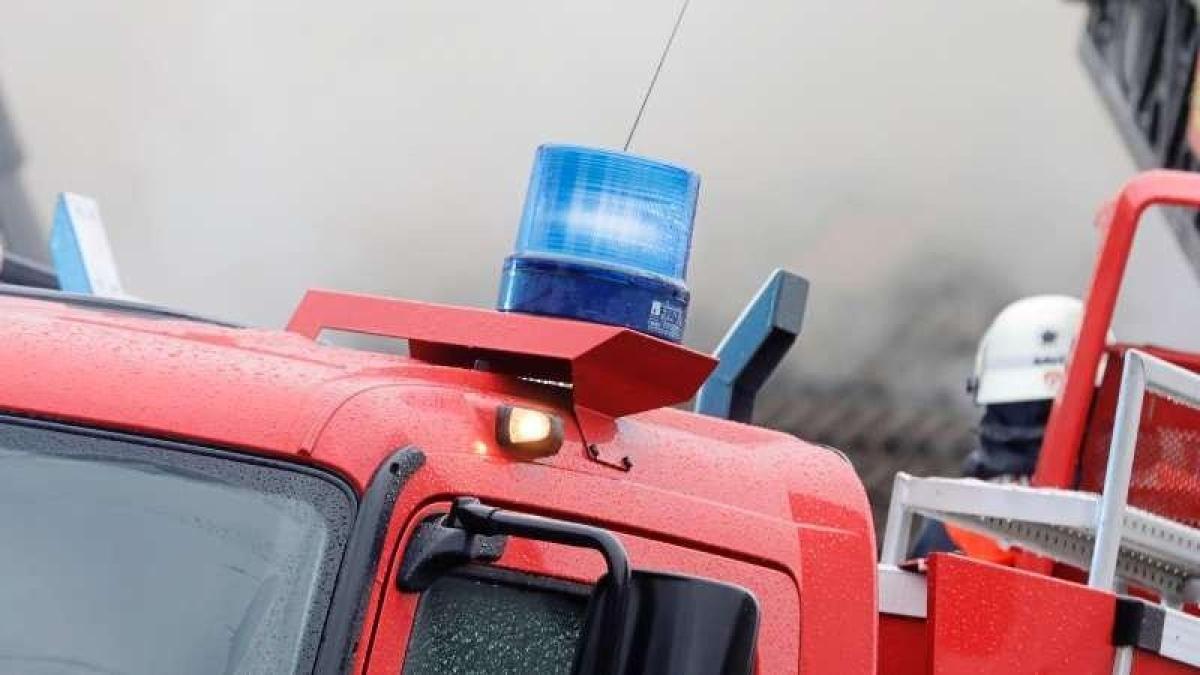 Auto-ger-t-an-A1-Auffahrt-Osnabr-ck-Hafen-in-Brand