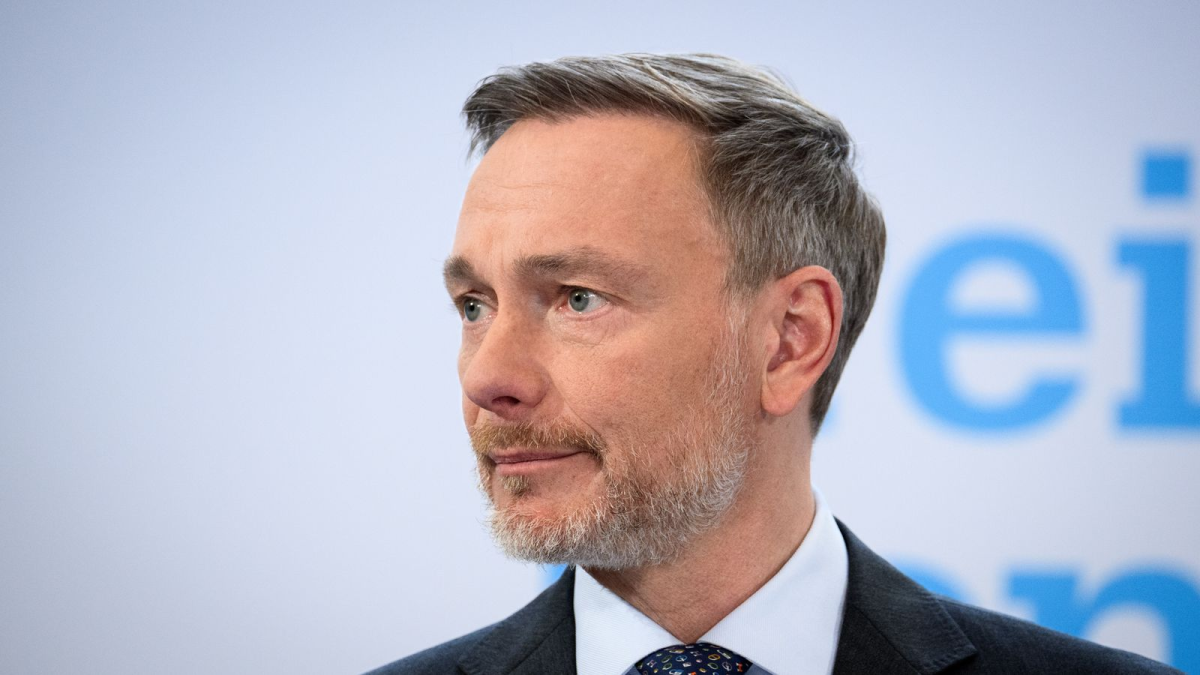Familie-Tag-und-Nacht-Christian-Lindner-meldet-sich-zur-ck-und-l-sst-seine-Zukunft-offen