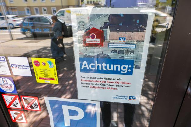 Strafe Zeichen Osnabrück: VR Bank warnt vor Strafe am Parkplatz Bremer Straße