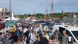 Großer Andrang beim ersten Floh- und Trödelmarkt am Hafen von Eckernförde.