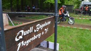80 Fahrerinnen und Fahrer in 25 Mannschaften kamen bei den „Quell-Bagaluten“ in Poyenberg zum jährlichen Mofarennen zusammen, zu dem sich mehr als 500 Besucher einfanden.