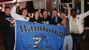 Sie hatten kein Ticket fürs Spiel mehr bekommen, doch in der „Alpha Sports Bar“ wurde für sie „ein Traum wahr“, wie sie sagten (v.l.): Maurice, Fabian, Thomas, Jennifer, Tom, Joshua und Habtom im Alter von 17 bis 21 Jahren schwangen die Hamburg-Fahne.