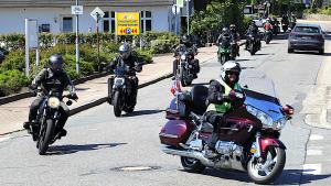 Motorradkorso: Angeführt von „Bauer Horst“ fuhren rund 180 Biker auch durch Südtondern Dörfer.