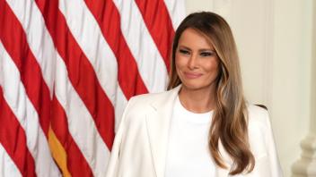 Melania Trump enthüllt Briefmarke zu Ehren von Barbara Bush