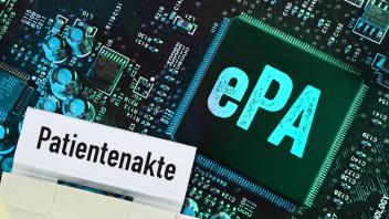 FOTOMONTAGE, Computerchip mit Aufschrift ePA, Symbolfoto elektronische Patientenakte *** PHOTOMONTAGE, computer chip wit