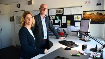 Sie sind betroffen von den Bildern der Opfer von Kinderpornografie – wollen aber die Ermittlungen unterstützen: Schulleiter Dieter Ackmann und Lehrerin Kerstin Albers von der Friedrich-Ebert-Grundschule in Elmshorn. 