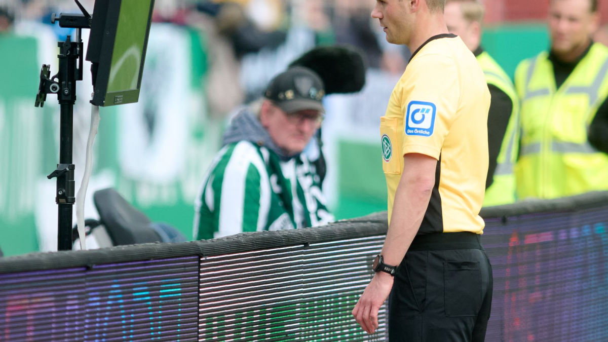 Schiedsrichter-Mikrofon im Fußball: Revolution oder Sackgasse? Video-Analyse als nächste Stufe?
