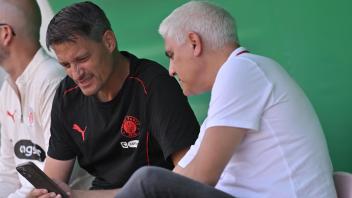 v.l. Trainer Alexander Blessin (St. Pauli), Andreas Bornemann (Geschaeftsleiter Sport, St. Pauli)Halle (Saale), 16.08.2024, Fussball, DFB-Pokal, 1. Runde, Hallescher FC - FC St. Pauli