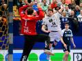 In 45 Spielen für den THW Kiel erzielte Lukas Zerbe (beim Wurf) bislang 122 Tore. Am Donnerstag trifft der Rechtsaußen mit den „Zebras“ auf seinen Ex-Club TBV Lemgo um Torwart Constantin Möstl.