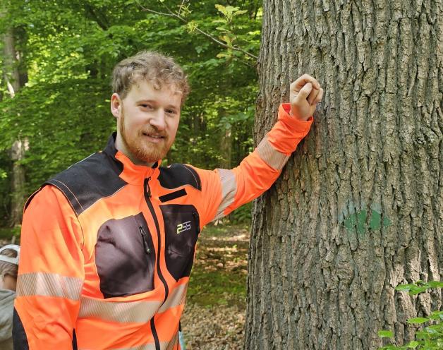 Milan Kellermann Forstwirt aus Leidenschaft. Ein der Station Milan Kellermann Forstwirt aus Leidenschaft. Ein der Station