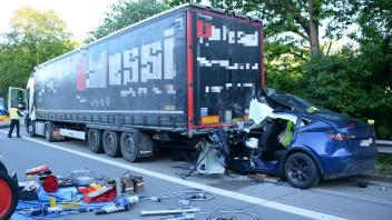 Bei einem schweren Unfall auf der A1 zwischen Bargteheide und dem Rastplatz Buddikate wurde ein Mann tödlich verletzt. 