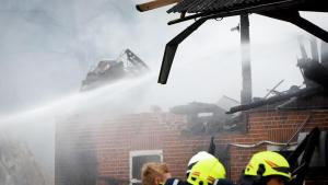 Feuer in Steenfeld zerstört Halle mit Oldtimern
