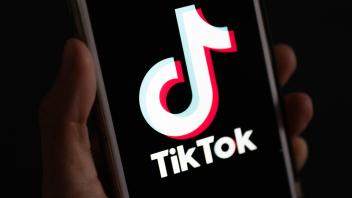 ARCHIV - 22.09.2023, Berlin: Auf einem Smartphone wird das Logo der Plattform Tiktok angezeigt. (zu dpa: «Irische Datenschützer: Tiktok muss 530 Millionen Euro zahlen») Foto: Monika Skolimowska/dpa +++ dpa-Bildfunk +++