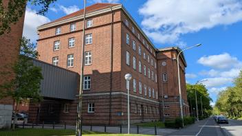 Vor dem Kieler Landgericht geht es um einen jungen Mann, der über Monate in Neumünster Straftaten begangen und Menschen angegriffen und geängstigt haben soll. Doch kann er dafür zur Rechenschaft gezogen werden oder muss er dauerhaft in die Psychiatrie?