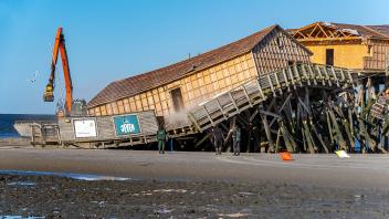Das war‘s: Die alte Strandbar sackt in sich zusammen, sie hat Bulldozer und Stahlseil nicht standhalten können. 