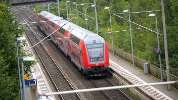 <p>Ein doppelstöckiger Regionalzug der Deutschen Bahn (DB) fährt durch einen Bahnhof. (zu dpa: «Land startet Vergabe der Bahnstrecke Kiel-Hamburg neu»)</p>
