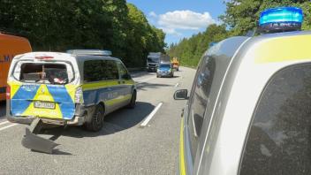Schwerer Unfall auf der B404 zwischen Grönwohld und Lütjensee: Ein 40-Tonner erfasste einen Streifenwagen und schleuderte ihn rund 150 Meter über die Fahrbahn.