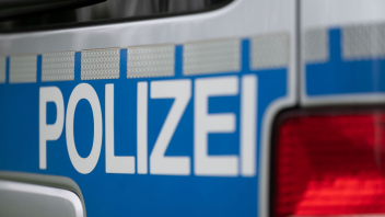 <p>Das Wort Polizei ist auf einem Fahrzeug der Polizei zu sehen. (zu dpa: «18 Kinder bei Vollbremsung von Schulbus leicht verletzt»)</p>