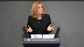 15.05.2025, Berlin: Karin Prien (CDU), Bundesministerin für Bildung, Familie, Senioren, Frauen und Jugend, spricht im Plenarsaal im Bundestag zu den Abgeordneten. Foto: Katharina Kausche/dpa +++ dpa-Bildfunk +++