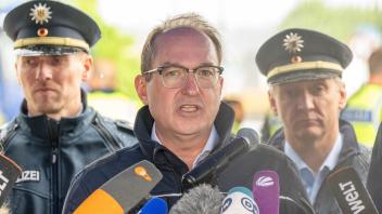 15.05.2025, Bayern, Kiefersfelden: Bundesinnenminister Alexander Dobrindt gibt am Nachmittag bei seinem Besuch der Grenzkontrollstelle Kiefersfelden an der A 93 ein Statement ab. Foto: Peter Kneffel/dpa +++ dpa-Bildfunk +++