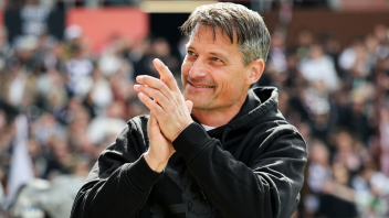 <p>Fußball: Bundesliga, FC St. Pauli - VfB Stuttgart, 32. Spieltag, Millerntor-Stadion, St. Paulis Trainer Alexander Blessin geht vor dem Spiel über den Platz. (zu dpa: «Blessin bewertet St. Paulis Saison: Von 3+ zu 2+»)</p>