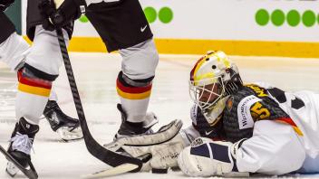 15.05.2025, Dänemark, Herne: Eishockey: WM, Schweiz - Deutschland, Vorrunde, Gruppe B, Gruppenspielrunde. Deutschlands Torhüter Mathias Niederberger (r) rettet den Puck. Foto: Salvatore Di Nolfi/KEYSTONE/dpa +++ dpa-Bildfunk +++