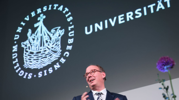 <p>Helge Braun (CDU), Präsident der Universität zu Lübeck, spricht bei seiner feierlichen Inauguration im Rahmen des Jahresempfang der Universität zu Lübeck. Am 1. April hatte der ausgebildete Intensiv- und Notfallmediziner und ehemalige Kanzleramtsminister sein Amt als neuer Präsident der Universität zu Lübeck angetreten. (zu dpa: «Helge Braun offiziell Präsident der Universität zu Lübeck»)</p>