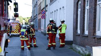 Am Donnerstagabend rückte die Berufsfeuerwehr Neumünster zu einem Gefahrguteinsatz zur Feldstraße aus. Vermutlich wurde Buttersäure im Treppenhaus eines Mehrfamilienhauses verschüttet. Das Gebäude ist vorübergehend unbewohnbar.
