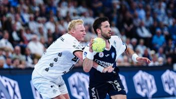 Patrick Wiencek (THW Kiel, weiß) gegen Tim Suton (TBV Lmgo, blau)
