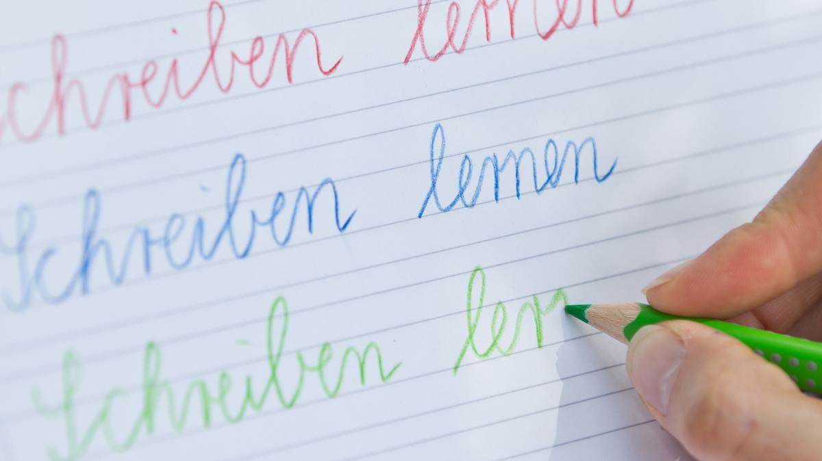Learning cursive writing in the digital age - | a pro & con