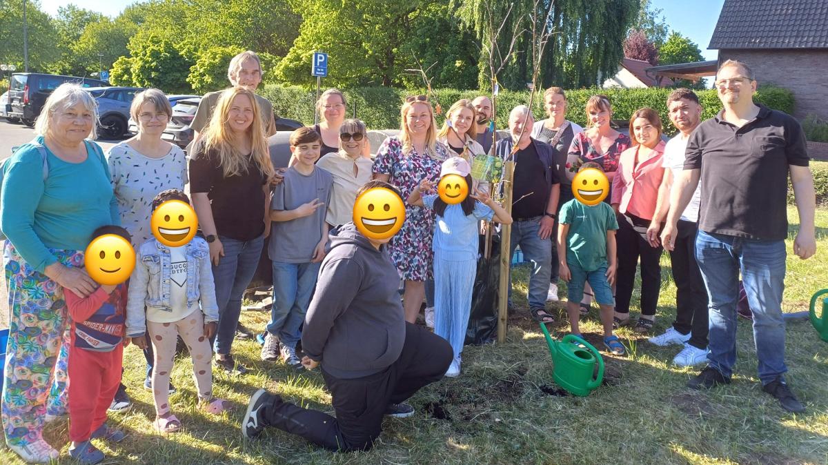 Riemsloh-pflanzt-Vielfaltsbaum-Zeichen-f-r-gelebte-Vielfalt-und-Zusammenhalt