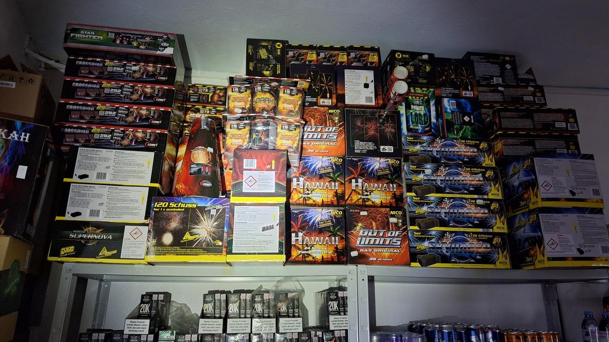 Osnabr-ck-Polizei-entdeckt-illegale-Vapes-und-Feuerwerk-in-Kiosk