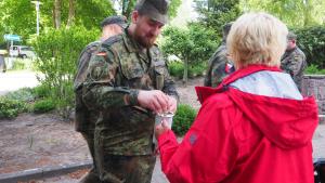An Dagmar Heroldt von Bundeswehr-Sozialwerk kam niemand vorbei. Die Soldaten spendeten, bevor es der Grillwurst entgegenging.
