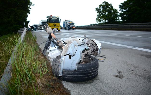 Kolejna część gruzu, w tym przednie opony A1 w pobliżu Reinfeld Kolejna część gruzu, w tym przednie opony A1 w pobliżu Reinfeld