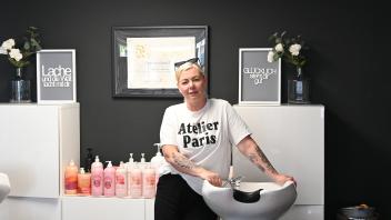 Vermieterin der anderen Art: Carola Konetzny aus Horst sucht Stuhlmieter für ihren Friseursalon. 